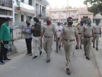 Doctorii indieni i-au reataşat mâna unui poliţist, retezată într-o misiune pentru respectarea izolării