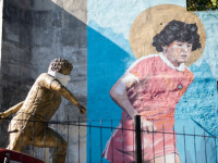 În Argentina, până și statuia lui Maradona poartă mască