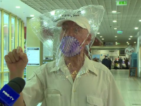 A ieșit la cumpărături cu punga pe cap: „Virusul intră pe lângă ochi”