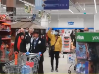Clienții unui supermarket din Piatra Neamț au cântat ”Hristos a Înviat” în timp ce stăteau cu cărucioarele la coadă