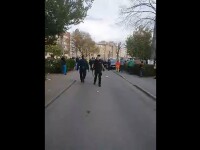 VIDEO Polițiști agresați într-un cartier din Hunedoara. Mai multe persoane, duse la audieri