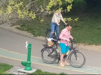 Primarul din Sectorul 3, cu bicicleta în parc alături de iubită. Ce explicație a dat