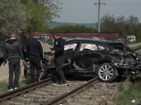 Un bărbat a supraviețuit în mod miraculous, după ce mașina sa a fost lovită de tren