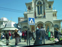 Haos în Năvodari: zeci de oameni s-au îmbulzit la o biserică pentru apă sfințită. Ce a pățit preotul