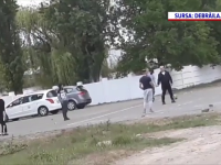 Au încins un meci de tenis cu piciorul, ignorând distanțarea socială. Ce amendă au primit mai mulți tineri din Brăila