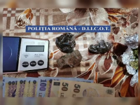 Descinderi la traficanți de droguri din București și două județe. 13 persoane, duse la audieri