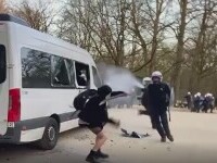 Farsă de 1 aprilie încheiată cu o confruntare între mii de tineri și poliție, în Belgia