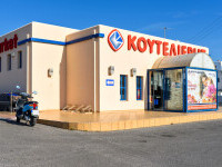 S-au redeschis magazinele în Grecia, sub un control strict