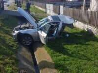 BMW rupt în două în urma unui accident. Jumătate din maşină a fost aruncată pe partea opusă a şoselei