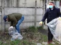 Sute de saci cu gunoaie au fost strânși de pe străzile din Bistrița de angajații Primăriei, în frunte cu edilul: „E relaxant”