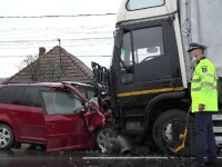 Accident teribil în Mureș. O tânără de 20 de ani a ajuns cu mașina sub un camion