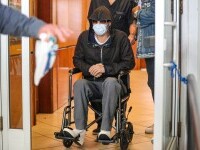 Brad Pitt, fotografiat în scaun cu rotile ieșind dintr-o clinică medicală