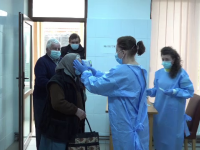 Un cămin de bătrâni din Alba, transformat în centru de vaccinare, atrage oameni din trei județe