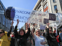Mii de oameni au protestat la Londra, față de măsurile de izolare şi paşaportul de vaccinare - 8