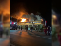 Incendiu de proporții în Buzău. Acoperișul unei pensiuni a fost cuprins de flăcări