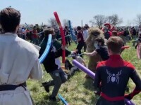 Manifestare inedită într-un orășel din SUA. Bătaie cu bastoane de burete a americanilor care se numesc „Josh”