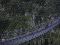 Cel mai lung pod pietonal suspendat din lume a fost transformat în podium de modă
