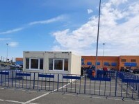 Un centru de vaccinare drive-through este amenajat în parcarea unui hypermarket din Arad