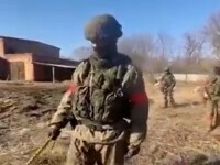 VIDEO Gafă a propagandei ruse. Cum au fost filmați câțiva soldați ruși care se prefăceau că deminează un teren