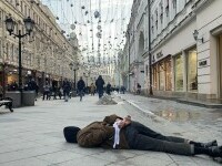 Un rus a pozat întins pe străzi în Moscova, cu mâinile legate la spate, ca ucrainenii masacrați la Bucea GALERIE FOTO