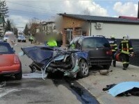 Un Audi cu volan pe dreapta s-a rupt în două după ce șoferul a intrat într-un stâlp. Un tânăr de 18 ani a murit
