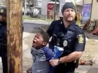 VIDEO Un copil afroamerican de 8 ani a fost arestat în SUA de un polițist alb. Cazul a stârnit scandal