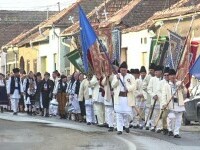 Obicei străvechi în Alba. Bărbații care au împlinit 60 de ani și fiii satului pornesc în Joia Mare într-o procesiune