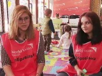 Două fete de 16 ani fac voluntariat la centrul pentru refugiaţi de la Romexpo. Au grijă de copiii ucraineni