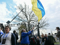 Steagul Ucrainei, fluturat la Marșul de Comemorare al Holocaustului la lagărul nazist Auschwitz. GALERIE FOTO