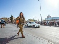 femeie inarmata israel