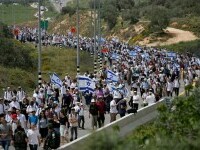 Mii de israelieni, inclusiv parlamentari, într-un marș spre o zonă ilegală din Cisiordania