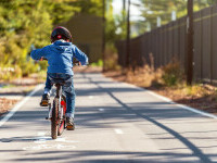 copil pe bicicleta