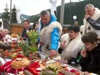 Paștele în Bucovina se petrece cu mese pe omăt și bunătăți din zonă: „Mulți nu au văzut toată iarna, câtă zăpadă avem noi”