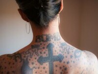 femeie cu tatuaje