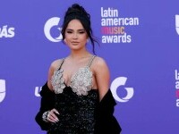 Becky G, îmbrăcată de un designer român. A purtat o rochie LOULOU la premiile Latin American Music Awards