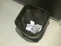 Medicamentele expirate ajung la gunoi, deși e interzis. Farmaciile refuză să le primească pentru că legea e incompletă