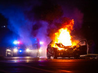 mașină incendiată incendiu