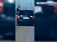 Distracție periculoasă pe o șosea din Suceava. Adolescenți ieșiți pe jumătate afară dintr-o mașină, filmați în trafic