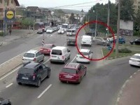Impact violent într-o intersecție din Suceava. Mașina unei șoferițe s-a răsturnat, lovită de o dubă. Ce a pățit femeia