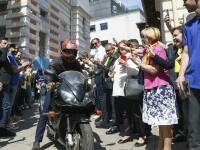 Ca să prindă viteză în cursa pentru Primăria Capitalei, liberalul Sebastian Burduja a venit cu motocicleta să se înscrie