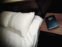 biblie in camera de hotel