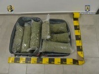 Arad: Un bărbat a fost prins în flagrant când vindea peste şapte kilograme de canabis