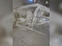 O șoferiță a murit după ce a încurcat pedalele și a căzut de la etajul 5 al unei parcări din Moscova. Mașina a luat foc