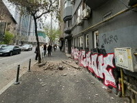 O bucată de pervaz a căzut de pe o clădire din Piața Romană, din București, de la etajul 3