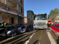 O șoferiță din Suceava, la un pas de moarte după ce mașina în care se afla a fost agățată și târâtă de un camion