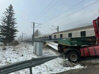 Accident feroviar în Bușteni. Un tren cu peste 400 de pasageri a lovit un camion. Circulația, afectată | FOTO