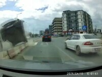 O dubă „a decolat” după ce a fost împinsă de un șofer de 74 de ani într-un parapet, în Mamaia