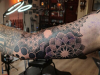 (P) Tu, acul și artistul: Ghidul supraviețuirii primei sesiuni de tatuaj