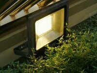 (P) Proiectoarele LED care îți transformă total casa și curtea. Economisești bani, câștigi lumină