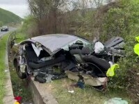 O tânără a murit carbonizată într-o mașină ruptă în două, în Caraș-Severin. Un șofer de 19 ani vitezoman a produs tragedia